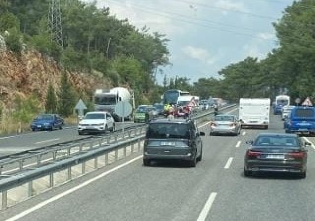 Otomobil park halindeki beton mikserine çarptı: 1i ağır 2 yaralı