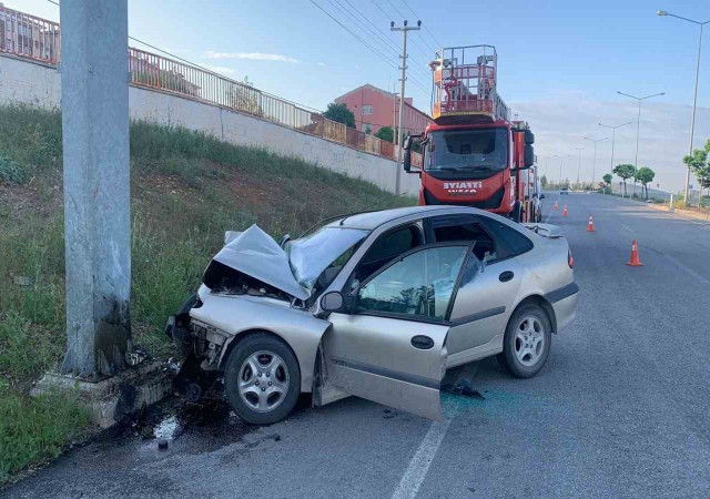 Otomobil PTS direğine çarptı: 1 ölü, 1 yaralı