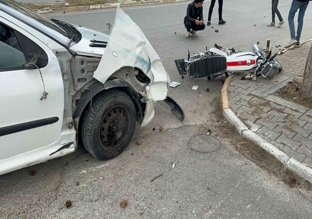 Otomobilin çarptığı motosikletteki 2 genç metrelerce savruldu