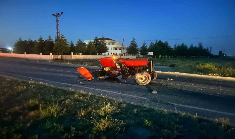 Otomobilin çarptığı traktör 3 parçaya bölündü, 2 kişi yaralandı