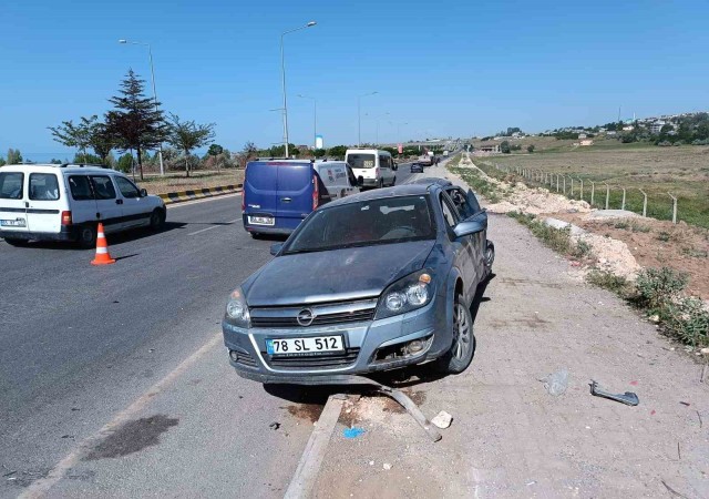 Otomobille öğrenci servisi çarpıştı: 8 yaralı