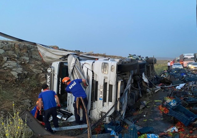 Otoyolda duran kamyona arkadan gelen tır çarptı: 1 ölü, 2 yaralı