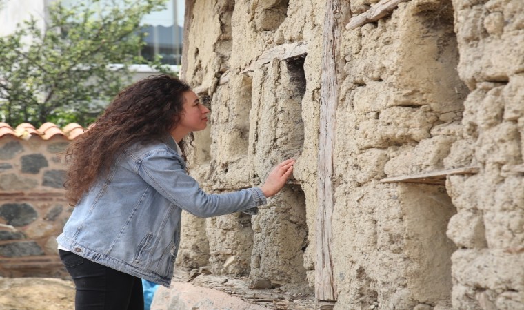 (Özel) Bu evi görenler şaşırıyor...Doğal peteklerden oluşan 100 yıllık arı evi yenileniyor