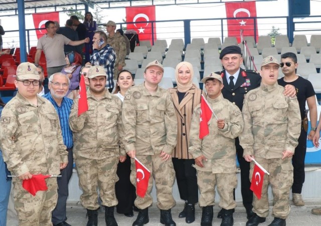 Özel çocuklar yemin törenini ön sıralardan izledi