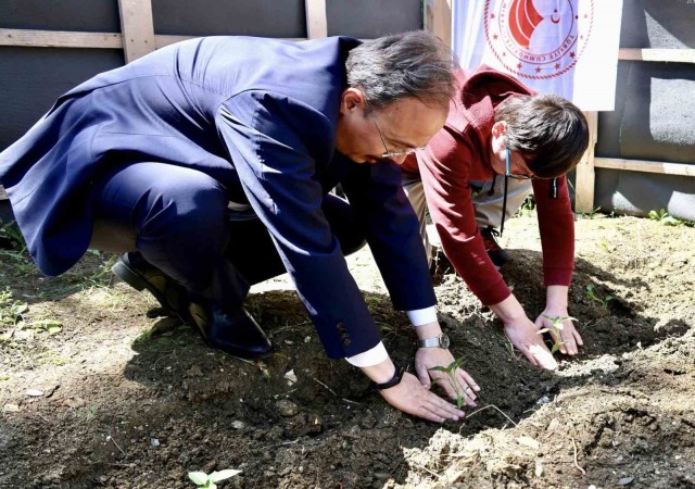 Özel gereksinimli bireyler yerli fideleri toprakla buluşturdu