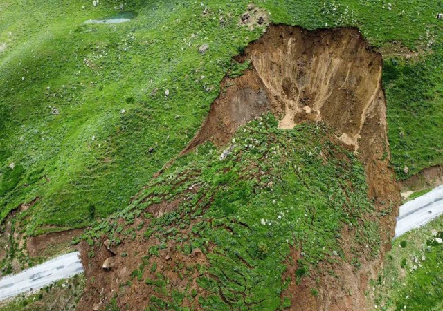 (ÖZEL) Heyelana bağlı yayla yolu çöktü