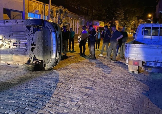 Park halindeki kamyonete çarpan otomobilde 2 kişi yaralandı