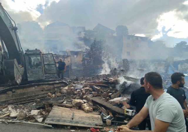 Pazaryolunda korkutan yangın: 10 ev kullanılamaz hale geldi