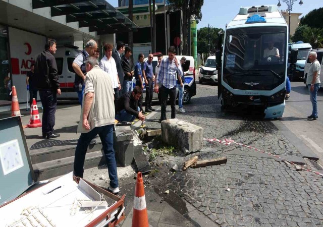 Pendikte freni patlayan minibüs hastanenin girişine daldı