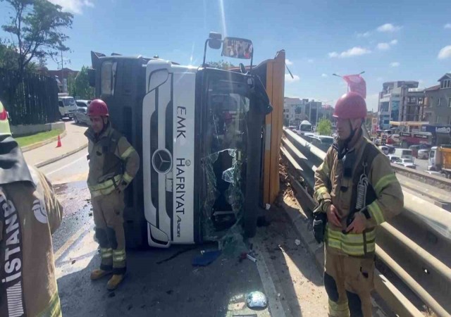 Pendikte hafriyat kamyonu devrildi, kasadaki toprak başka bir araca döküldü