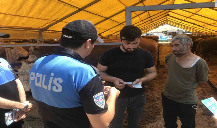 Polis ekipleri vatandaşları kurban pazarında dolandırıcılara karşı uyardı