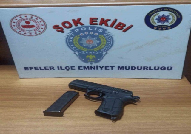 Polis şüphesinde haklı çıktı, üzerinden ruhsatsız tabanca ele geçirildi