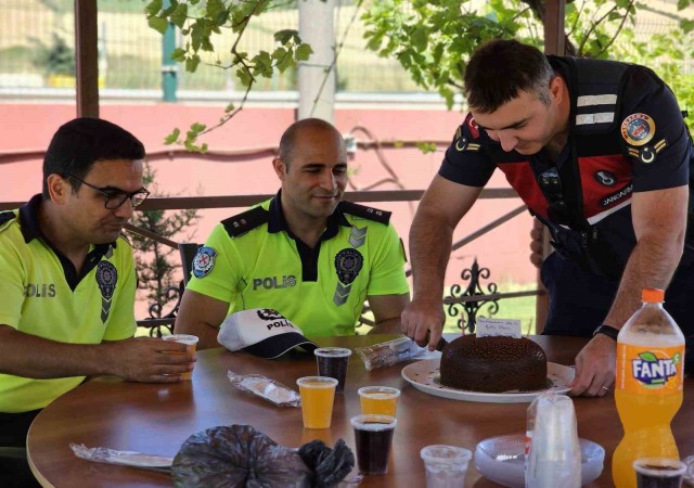 Polisten jandarmaya anonslu ve pastalı süpriz