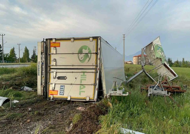 Reklam tabelasına çarparak devrilen sakatat yüklü tırın sürücüsü yaralandı