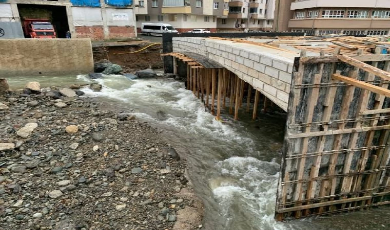 Rize’de, sağanak nedeniyle dere yatağındaki çalışmalar durduruldu