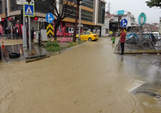 Sağanak hayatı olumsuz etkiledi: Otomobil su altında kaldı, alt geçitler göle döndü