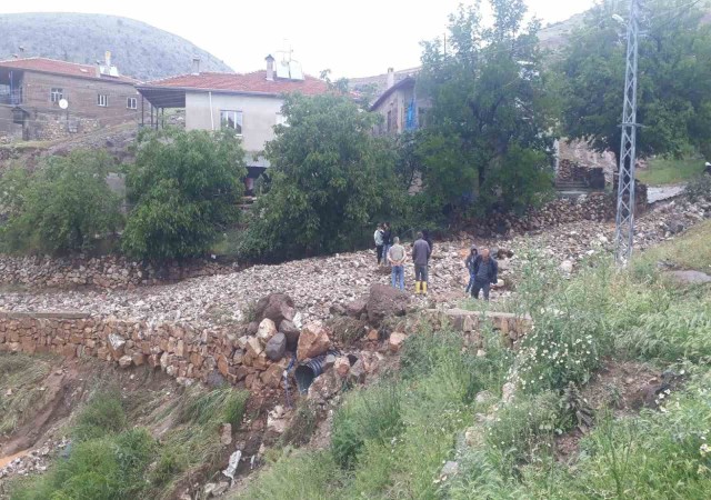 Sağanak yağış Kayseride sele neden oldu