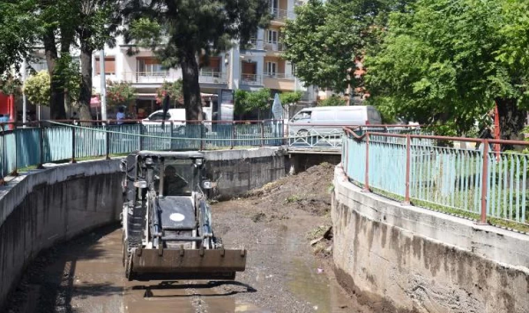 Sağanakta taşan dereden mobilya, halı ve otomobil lastiği çıktı