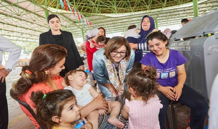 Şahin, kurban kesim alanlarındaki gazi şehirlilerle bayramlaştı