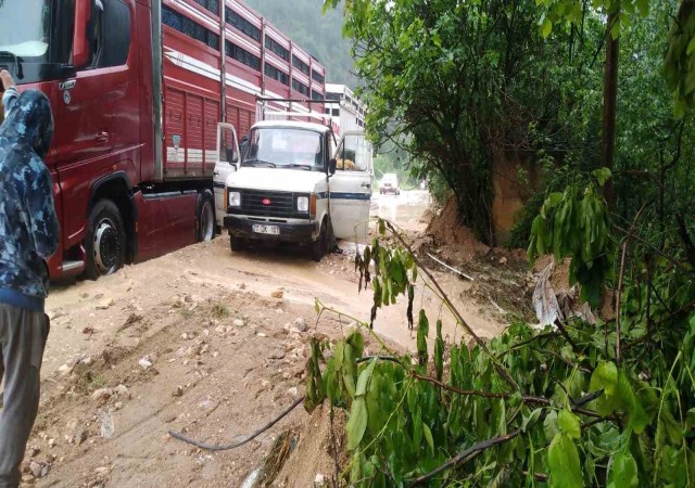 Sakarya Nehri taştı Söğüt-İnhisar yolu selden dolayı trafiğe kapandı