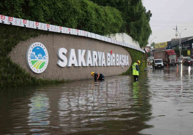 Sakaryada caddeler göle döndü, araç sürücüleri zor anlar yaşadı