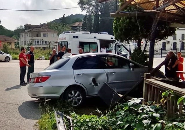 Sakaryada iki otomobil çarpıştı: 3 yaralı