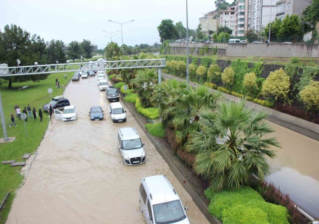 Samsun yine sele teslim: Karayolu göle döndü