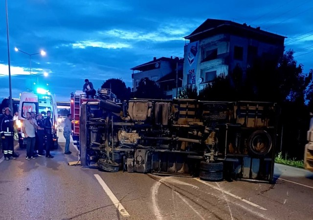 Samsunda kargo kamyonu devrildi: 1 ölü