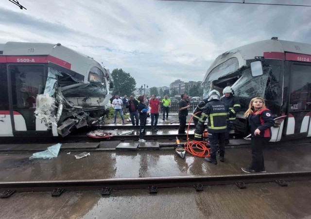 Samsunda meydana gelen tramvay kazasında ilk belirlemelere göre 1i ağır 10 kişinin yaralandığı öğrenildi.