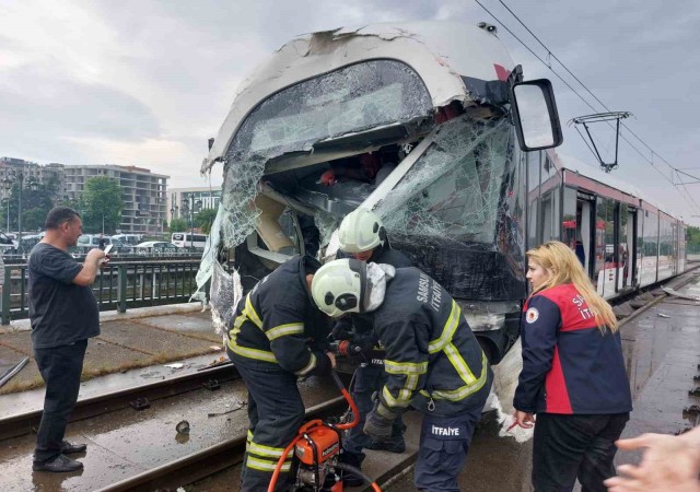 Samsunda tramvaylar çarpıştı: 1i ağır 14 yaralı