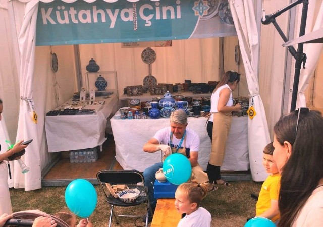 Sanatçı Ali Kaya, Hollandada Kütahya çinisini tanıttı