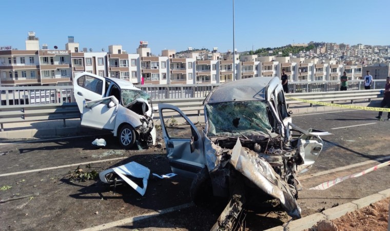 Şanlıurfada hafif ticari araç ile otomobil çarpıştı: 5 yaralı