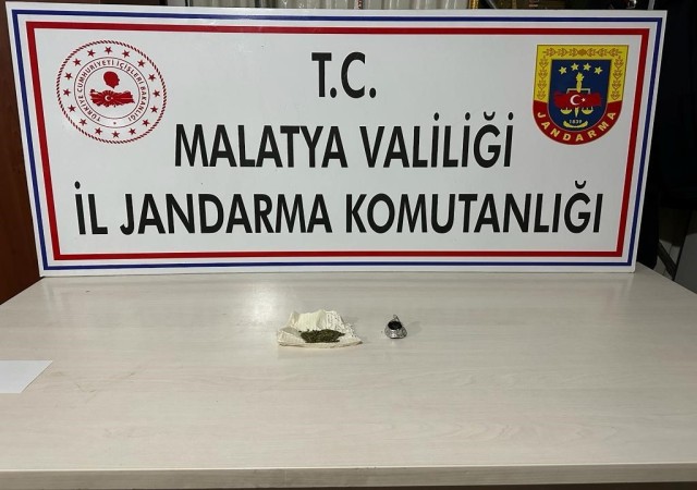 Şantiye bekçisi uyuşturucu kullanırken yakalandı