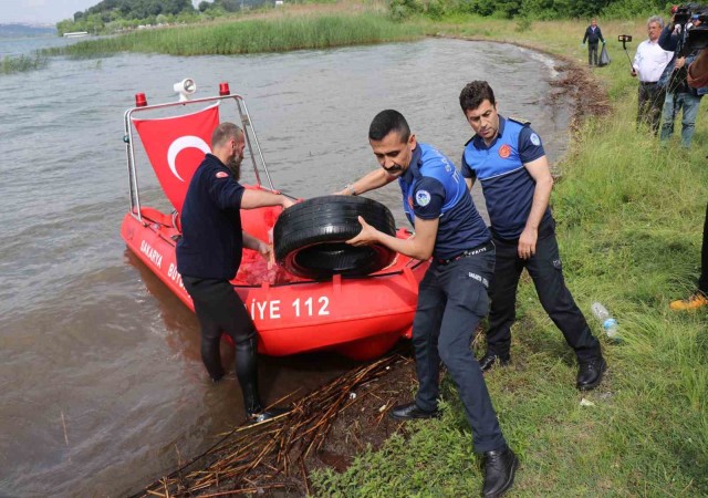 Sapanca Gölünden çıkan atıklar görenleri şaşırttı