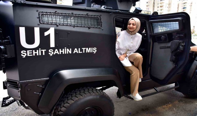 Şehit ailesini polis, üzerinde şehidin ismi yazılı zırhlı araçla ziyaret etti