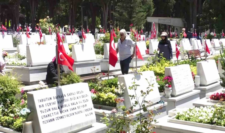 Şehit yakınları bayram öncesinde Edirnekapı Şehitliğini ziyaret etti