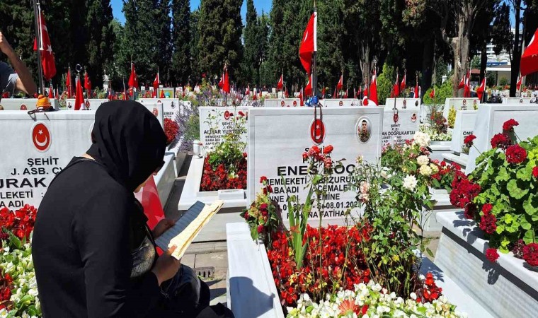 Şehit yakınları bayramın ilk gününde Edirnekapı Şehitliğini ziyaret etti