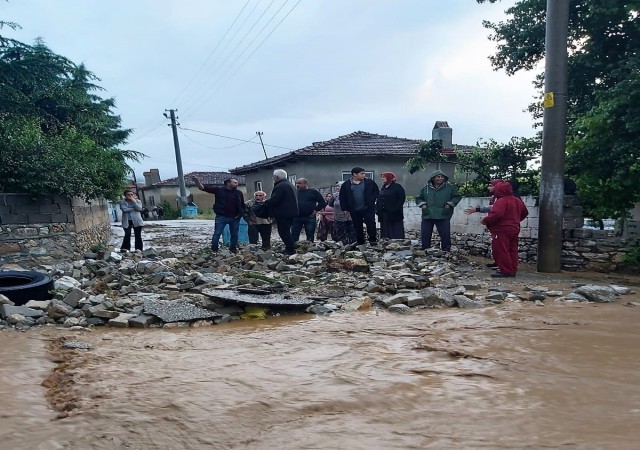 Sel baskınları Pamukkalenin 4 mahallesinde hasara yol açtı