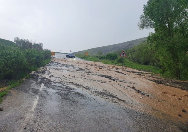 Sel kısmen yolu trafiğe kapattı