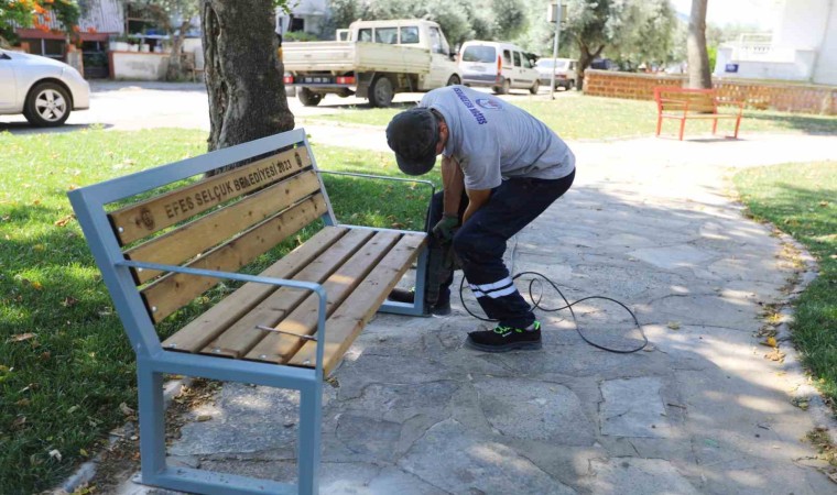 Selçukta vatandaşlar talep etti, belediye yeni bankların montajını yaptı