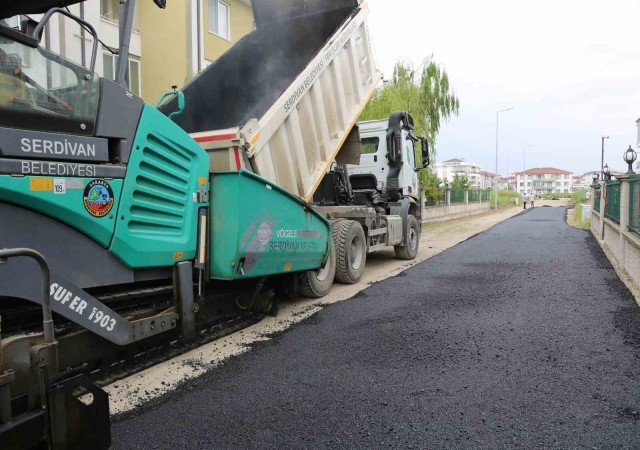 Serdivanda sıcak asfalt çalışmaları devam ediyor