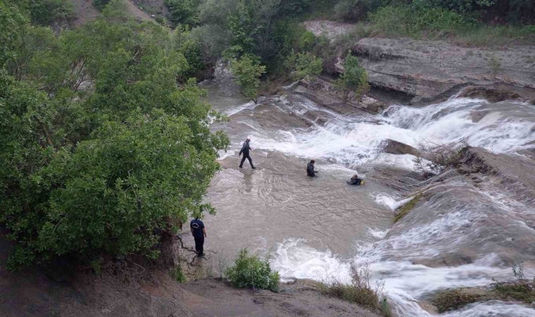 Serinlemek için gölete giren 2 kişi boğuldu