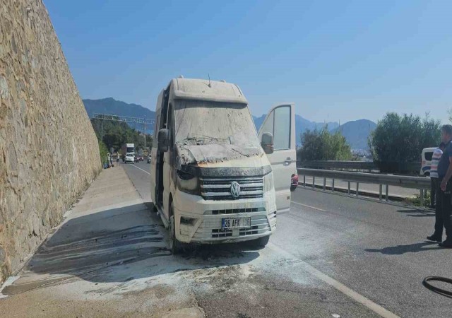 Seyir halindeki minibüs yandı