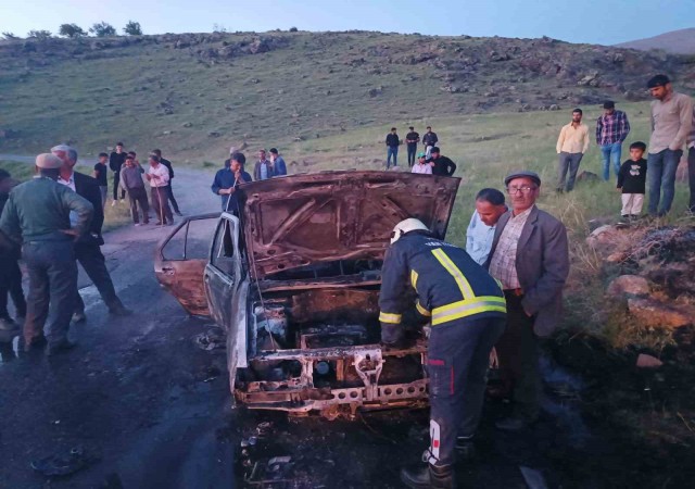 Seyir halindeki otomobil alev alev yandı