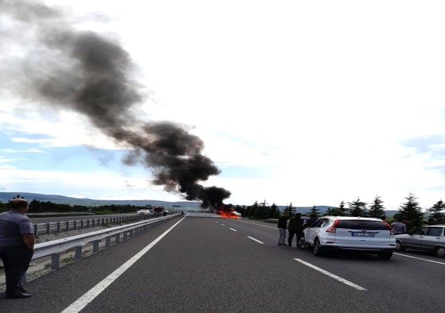 Seyir halindeki otomobil alev alev yandı