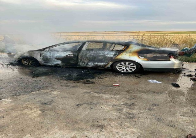 Seyir halindeki otomobil alev topuna döndü