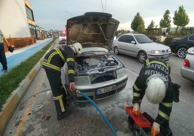 Seyir halindeki otomobilde korkutan yangın