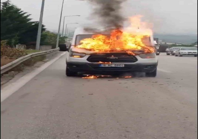 Seyir halindeki servis minibüsü alev alev yandı