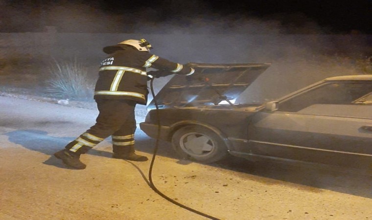 Seyir halindeyken motor kısmında yangın çıkan otomobilde hasar oluştu