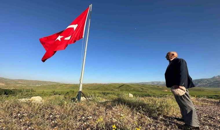 Seyit Tahir Dedenin hüzünlü bayrak nöbeti